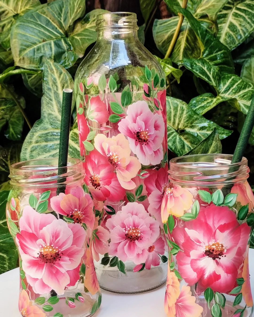 Frascos de vidrio pintados con flores